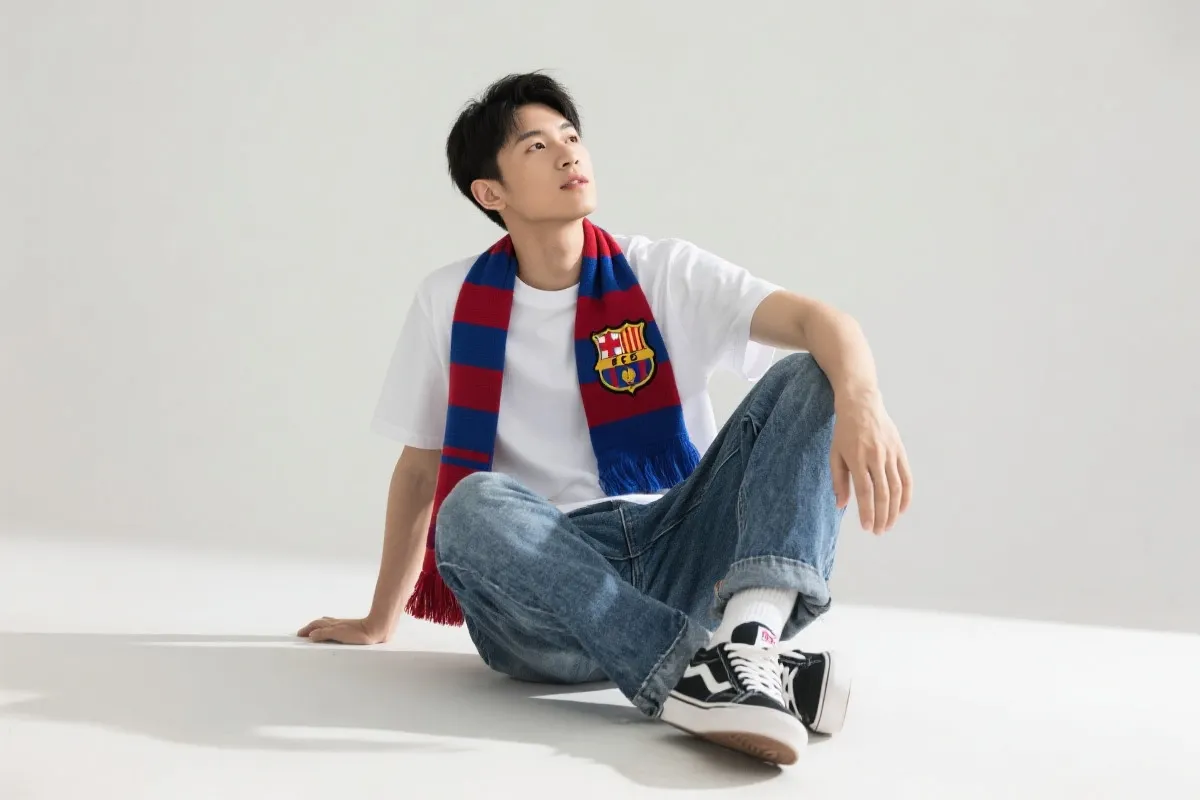 2026世界杯看球穿搭：用白T+牛仔裤的“可持续应援术”，把热爱穿在身上